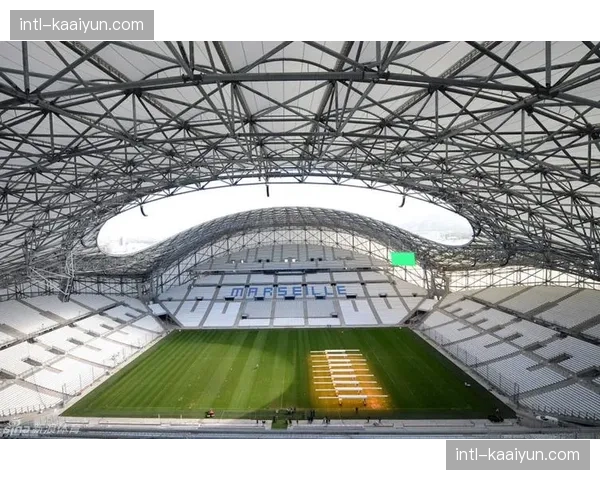 马赛韦洛德罗姆球场防守优势 但阵风天气下高空球防守存变数 马赛韦洛德罗姆球场防守优势 但阵风天气下高空球防守存变数