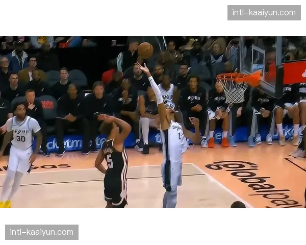 文班亚马助马刺59胜19负 球队战绩从鱼腩跃居西部第二 文班亚马助马刺59胜19负 球队战绩从鱼腩跃居西部第二